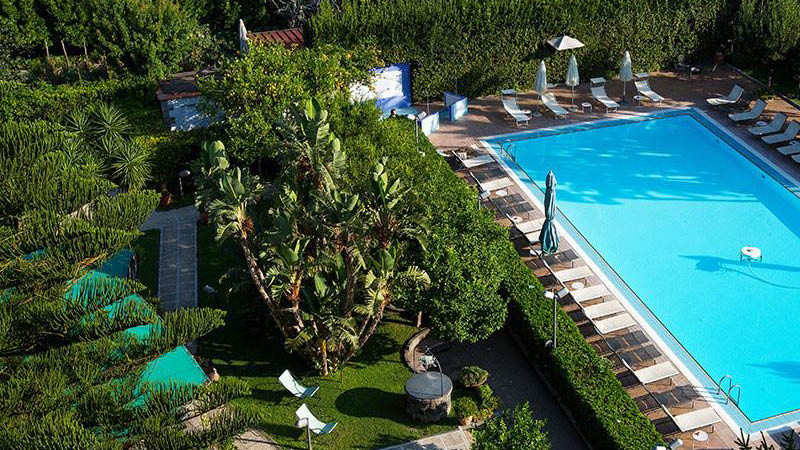Poolområde på Hotel Aequa i Vico Equense